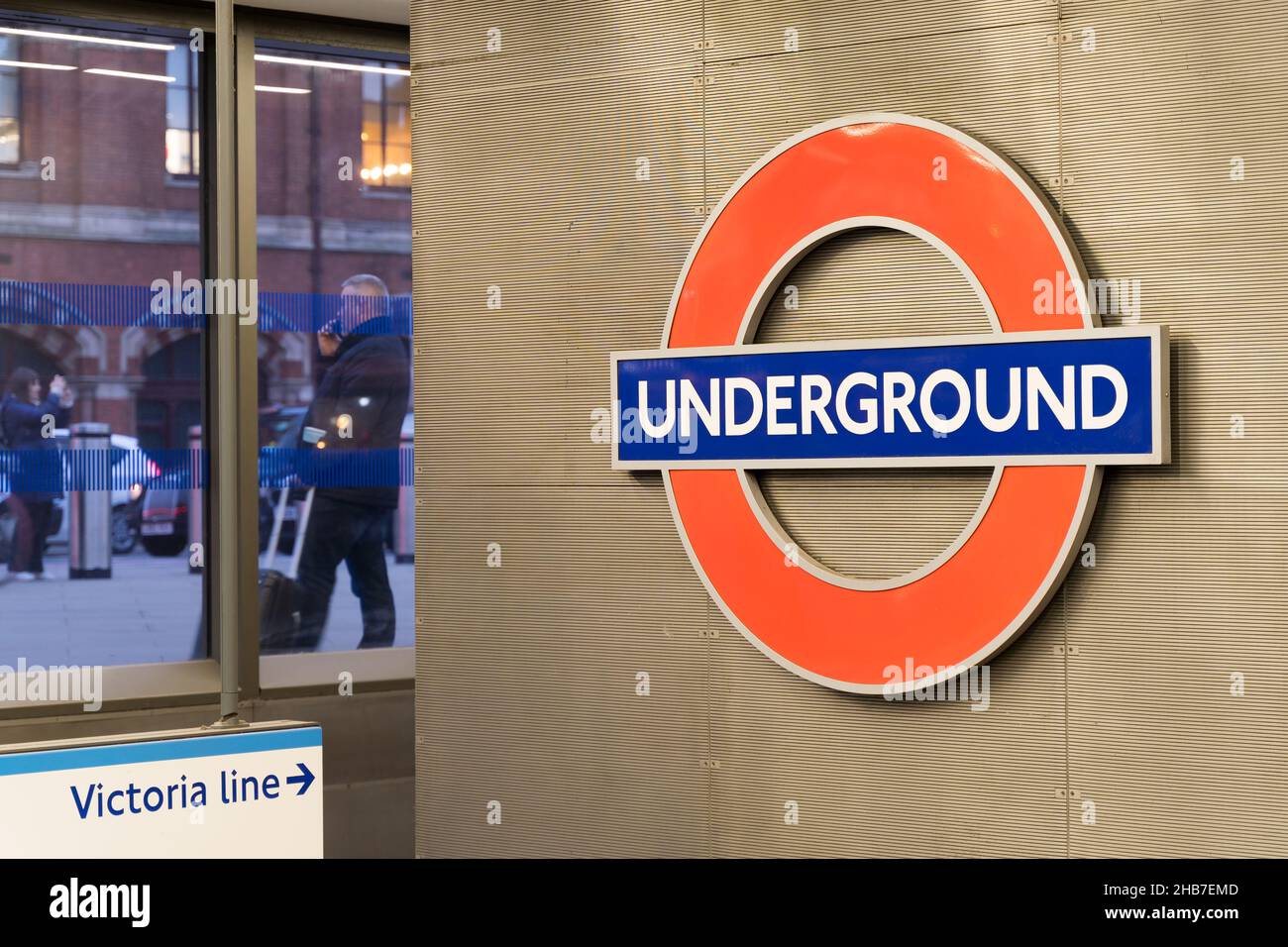 An der Wand des Londoner Bahnhofs hängen Schilder mit U-Bahn-Logo Stockfoto