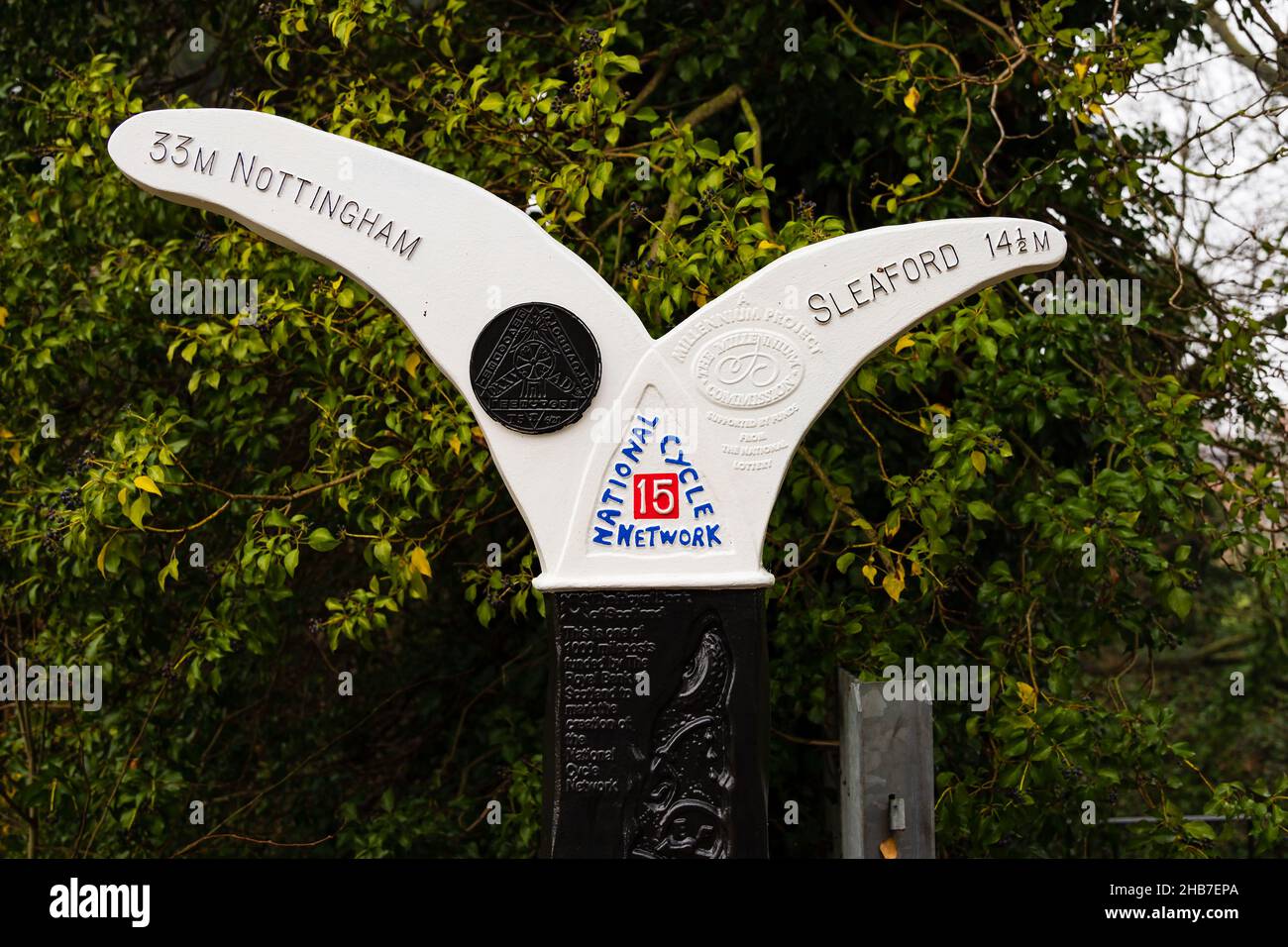 National Cycle Network Schild zeigt Entfernungen nach Nottingham und Sleaford. Ein Millennium-Projekt, das von der National Lottery gesponsert wird. Wyndham Park, Granth Stockfoto