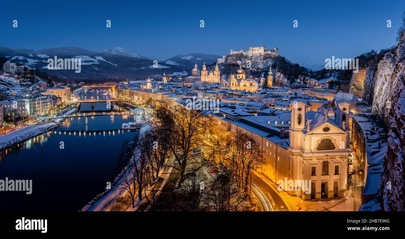 Idyllische Abendstimmung in der Stadt Salzburg im Winter, Österreich Stockfoto