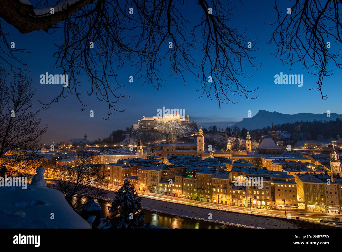 Weihnachtszeit in der Stadt Salzburg im Winter, Österreich Stockfoto