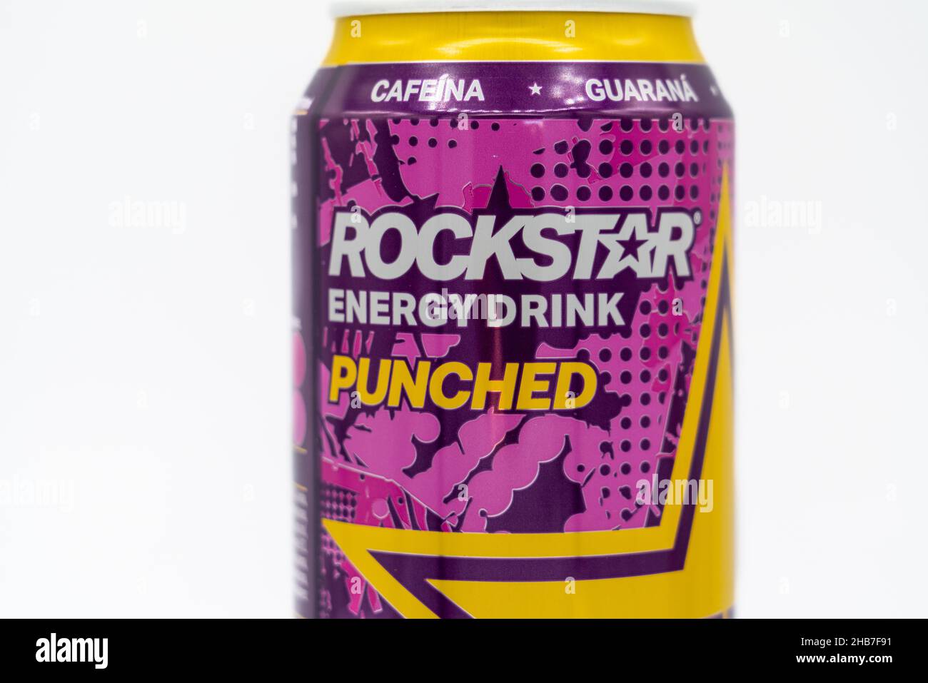 Barcelona, Spanien - 12.17.2021: Rockstar Energy Drink Aluminium kann auf hellem Hintergrund isoliert werden Stockfoto