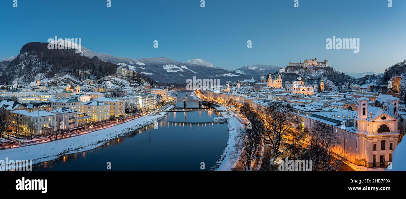 Panoramablick auf die verschneite Stadt Salzburg am Abend, Österreich Stockfoto