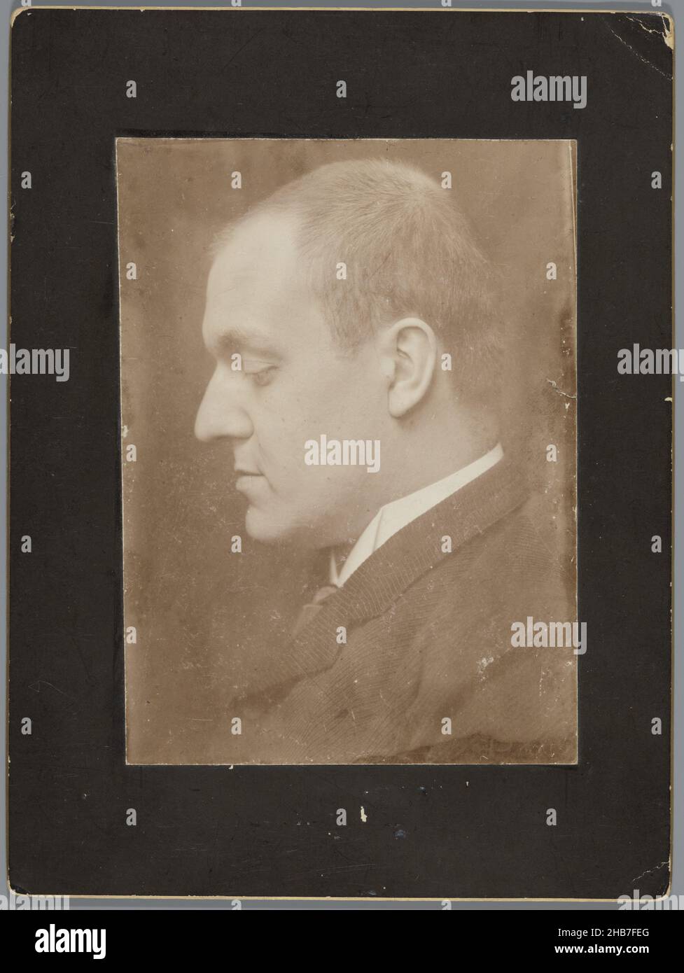 Porträt des jungen Schriftstellers Lodewijk van Deyssel, Portrait en Profil von Lodewijk van Deyssel, George Hendrik Breitner (zugeschrieben), Niederlande, c. 1889, fotografischer Träger, Karton, Höhe 168 mm × Breite 124 mmhöhe 240 mm × Breite 180 mm Stockfoto