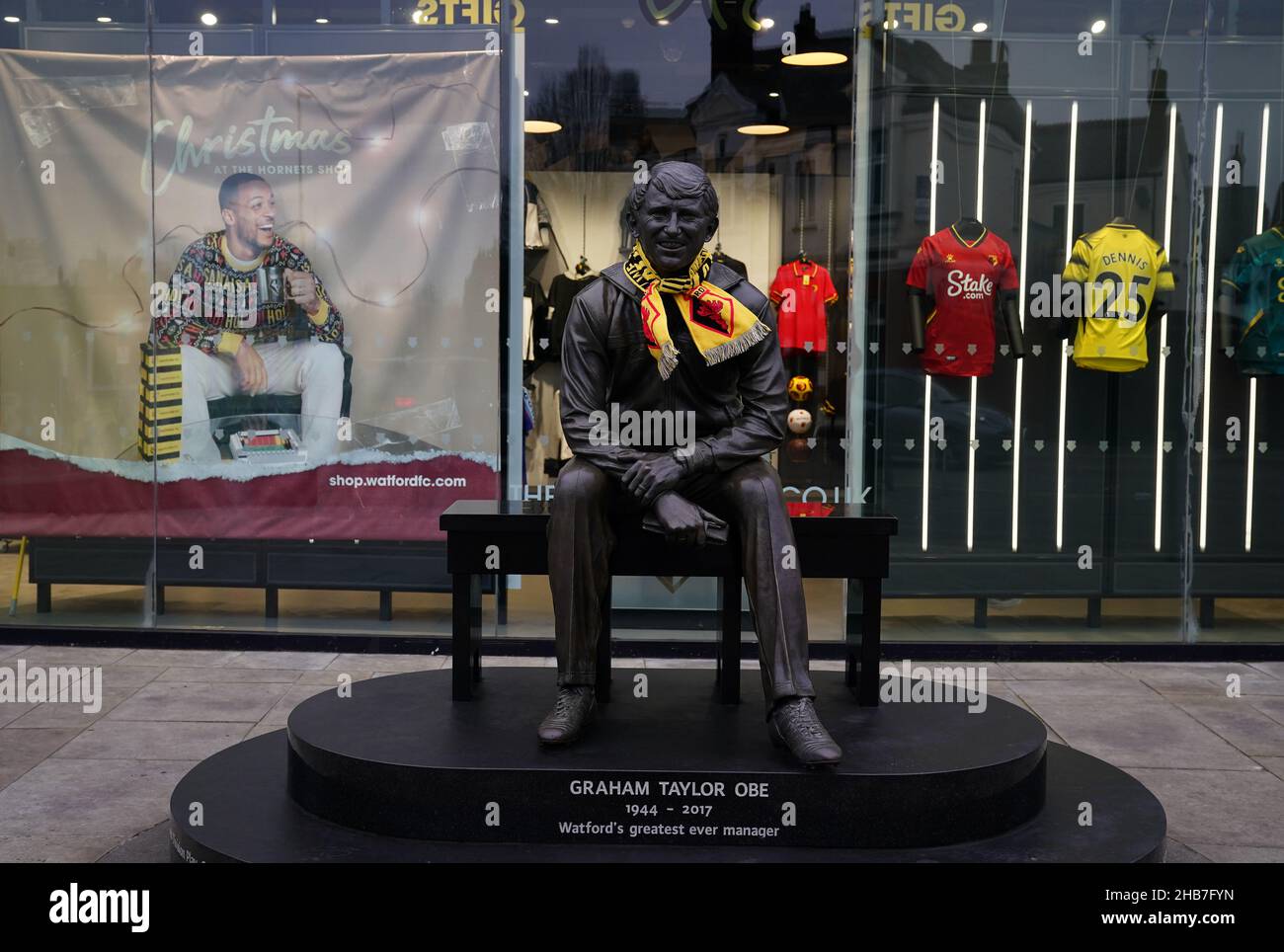 Blick auf die Graham Taylor Statue in der Vicarage Road, Heimstadion des FC Watford. Die Premier League steht unter zunehmendem Druck, diese weekendâ €™s gesamten Zeitplan nach einer Reihe von Coronavirus-erzwungenen Verschiebungen auszusetzen. Fünf der 10 geplanten Spiele am Samstag und Sonntag wurden bereits abgesagt, so dass die Gesamtzahl der verschobenen Top-Flight-Spiele in dieser Woche auf neun zurückging. Bilddatum: Freitag, 17. Dezember 2021. Stockfoto