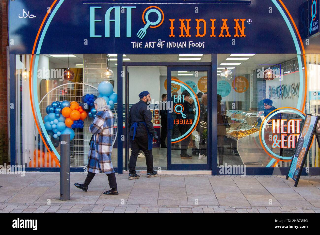 Eat Indian on Fishergate, Preston, Großbritannien. Dez 2021. Ein neues Imbiss namens „The Art of Indian Foods“ wurde eröffnet. Eat Indian, ein neues Geschäft im Stadtzentrum, hat den ehemaligen Schokoladenladen Thortons übernommen, der Anfang des Jahres geschlossen hat. Quelle: MediaWorldImages/Alamy Live News Stockfoto