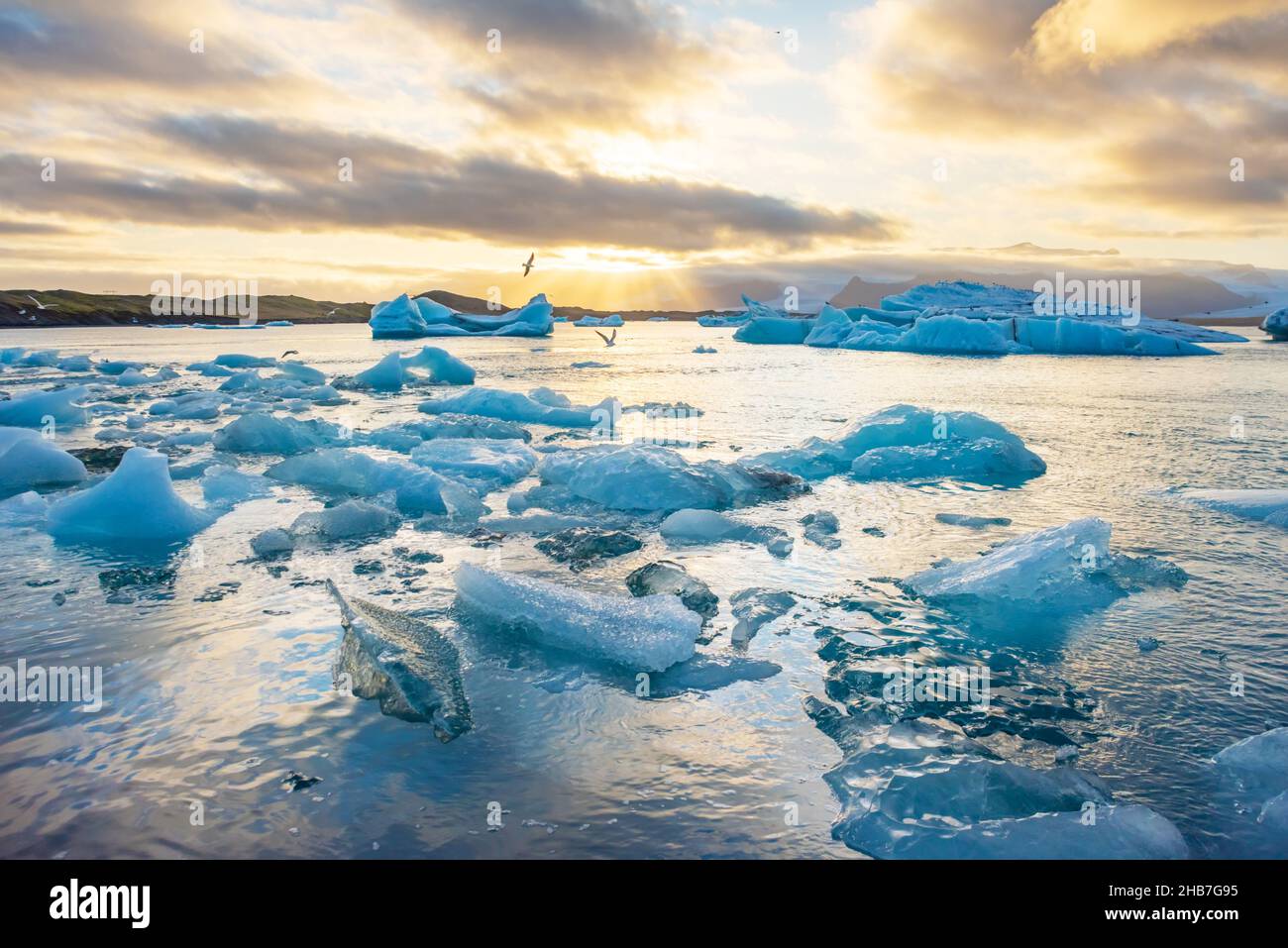 Eislagune. Eisberge im Jokulsarlon Gletscherlagune See bei Sonnenuntergang Island Stockfoto