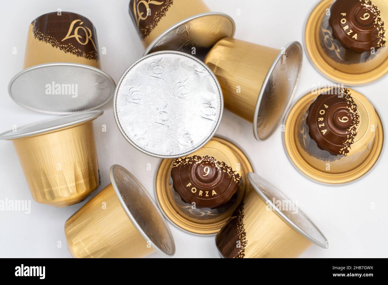 Lloret de Mar, Spanien - 12.17.2021: Eine Handvoll philips l'Or-Kapseln für die Kaffeemaschine der Marke Barista, isoliert auf Weiß Stockfoto