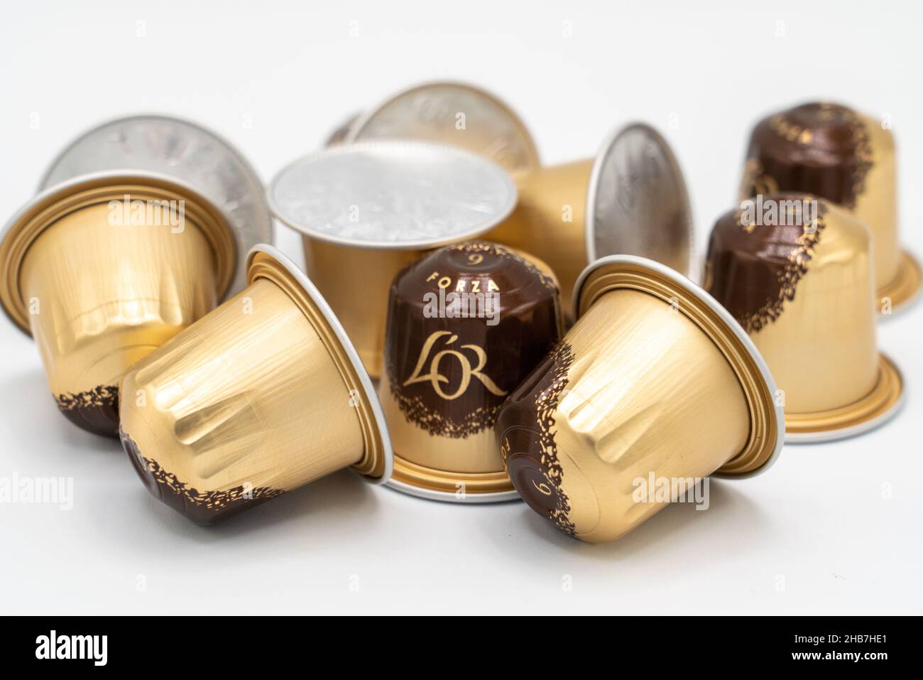 Lloret de Mar, Spanien - 12.17.2021: Eine Handvoll philips l'Or-Kapseln für die Kaffeemaschine der Marke Barista, isoliert auf Weiß Stockfoto