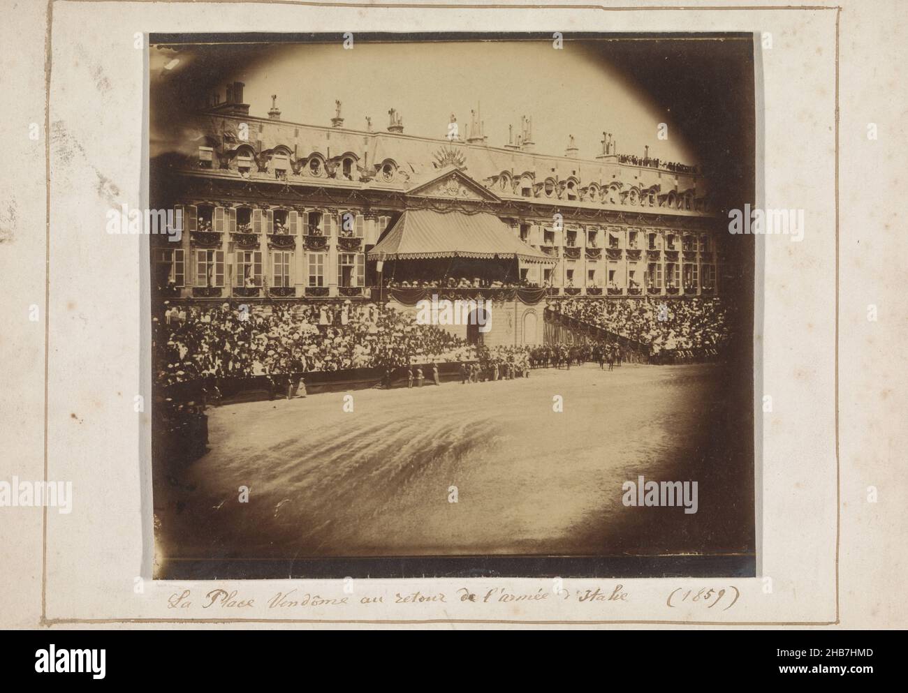 Militärparade der französischen Armee auf dem Place Vendôme, Paris, Félix Nadar, Paris, 14-Aug-1859, Papier, Albumin-Druck, Höhe 193 mm × Breite 214 mm, Höhe 242 mm × Breite 352 mm Stockfoto