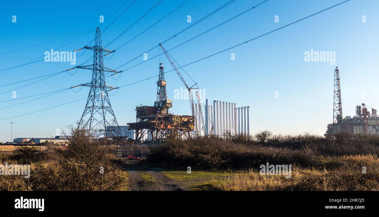 Der Able Seaton Complex in Hartlepool, England, Großbritannien, der Ölbohrinseln demontiert und Komponenten von Windenergieanlagen verarbeitet und liefert Stockfoto