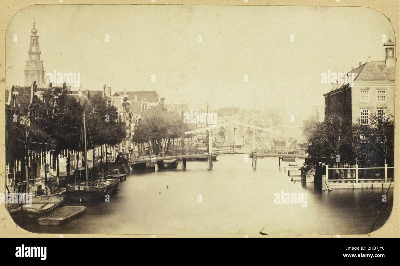 Blick auf das Zwanenburgwal in Amsterdam, Blick vom Haus Amstel 126 auf das Zwanenburgwal mit dem Diaconie-Waisenhaus, Amstel 1, rechts und dem Turm der Zuiderkerk ganz links im Hintergrund. Das Foto stammt aus dem Haus des Malers Johann Georg Schwartze, der bis zum 1856. Mai an dieser Adresse lebte. Eduard Isaac Asser, Amsterdam, c. 1853, Papier, gesalzener Papierdruck, Höhe 115 mm × Breite 196 mm Stockfoto