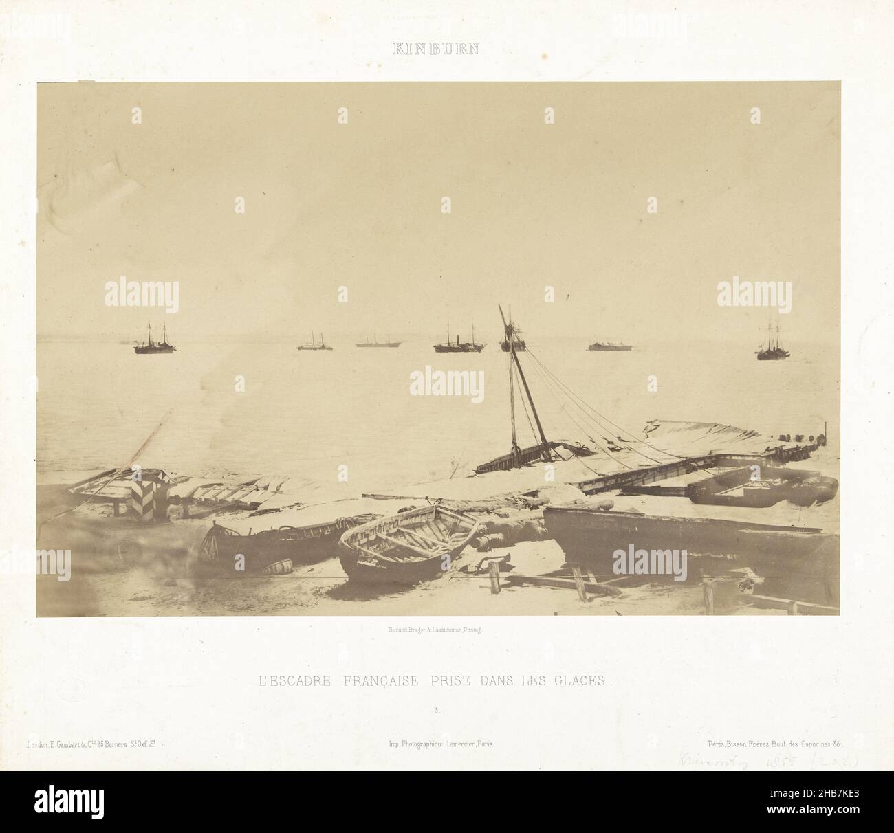 Französische Kriegsschiffe auf dem Dnepr zur Zeit der Schlacht von Kinboernl'Escadre Française Pry dans les Glaces (Titel auf Objekt), Kinburn (Serientitel auf Objekt), Durand-Brager & Lassimonne (auf Objekt erwähnt), Bisson Frères (auf Objekt erwähnt), Kinburn Peninsula, Kinburn Peninsula, Verlag: London (möglicherweise), Drucker: Paris, 1855 - 1856, Papier, Pappe, Albumdruck, Höhe 335 mm × Breite 382 mm Stockfoto