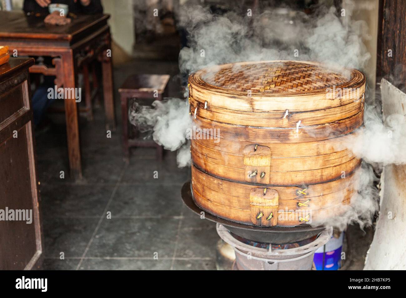 Körbe für Dampfgarer, Dim-Sum-Zubereitung, Street Food. Xitang, China Stockfoto