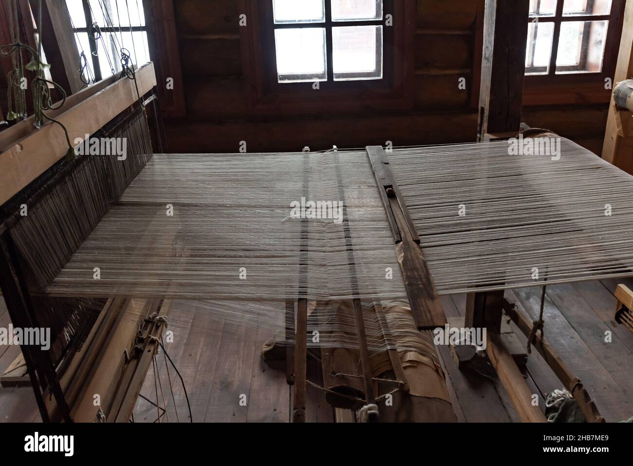 Antiker Webstuhl mit Fäden im Museum für Volkskunst Stockfoto