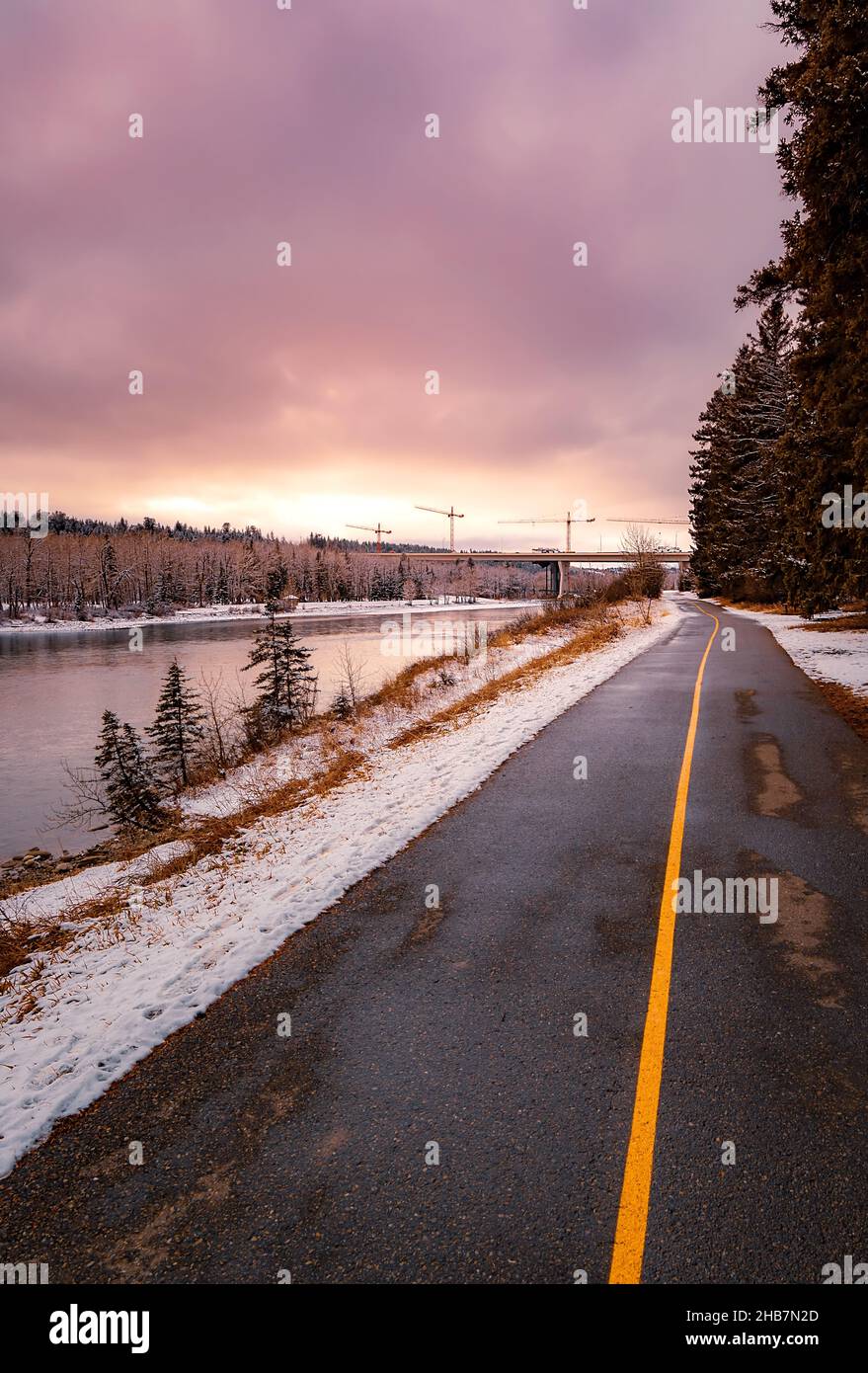 Park Walkway By The River Bei Sunrise Stockfoto