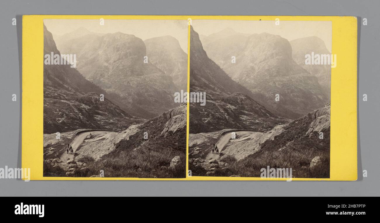 Bergpass in Glen Coe, Pass in Glencoe, Looking Down (Titel auf Objekt), George Washington Wilson (erwähnt auf Objekt), Glen Coe, c. 1850 - c. 1880, Karton, Albumin-Print, Höhe 85 mm × Breite 170 mm Stockfoto