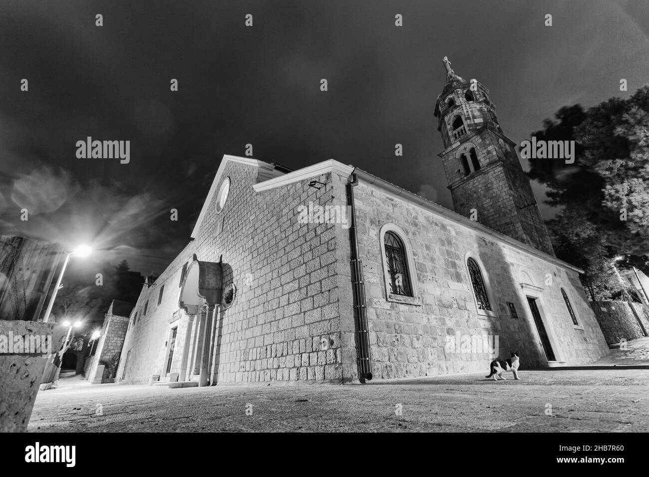 Blick auf den Glockenturm des Franziskanerklosters in Cavtat, Kroatien. Stockfoto