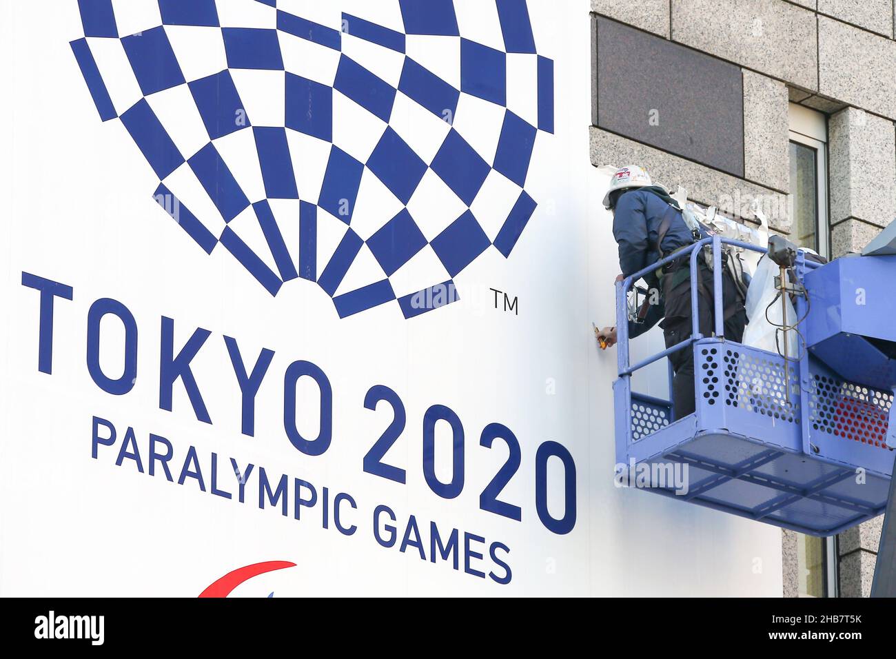 Tokio, Japan. 16th Dez 2021. Das olympische und paralympische Emblem wird im Büro der Metropolitan Government Office in Tokio ausgestellt. Es wird bis zum Stichtag der Gastgeberstadt entfernt. Am 16. Dezember 2021 in Tokio, Japan. (Foto von Kazuki Oishi/Sipa USA) Quelle: SIPA USA/Alamy Live News Stockfoto