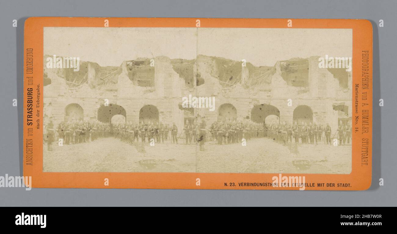 Deutsche Soldaten vor den Ruinen der Festungen von Straßburg, Verbindungssthor der Citadelle mit der Stadt (Titel auf Objekt), Ansichten von Strassburg und Umgebung nach der Uebergabe (Serientitel), A. Hummler (auf Objekt erwähnt), Straatsburg (Frankrijk), 1870, Karton, Albumendruck, Höhe 85 mm × Breite 170 mm Stockfoto