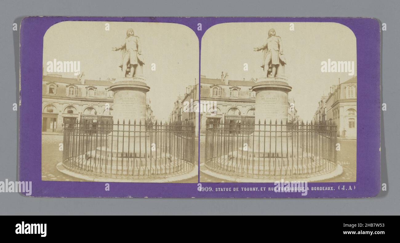 Statue von Louis-Urbain-Aubert de Tourny in Bordeaux, Statue de Tourny, et Rue Fondaudège, a Bordeaux (Titel auf Objekt), Jean Andrieu (auf Objekt erwähnt), Bordeaux, 1862 - 1876, Karton, Albumendruck, Höhe 85 mm × Breite 170 mm Stockfoto