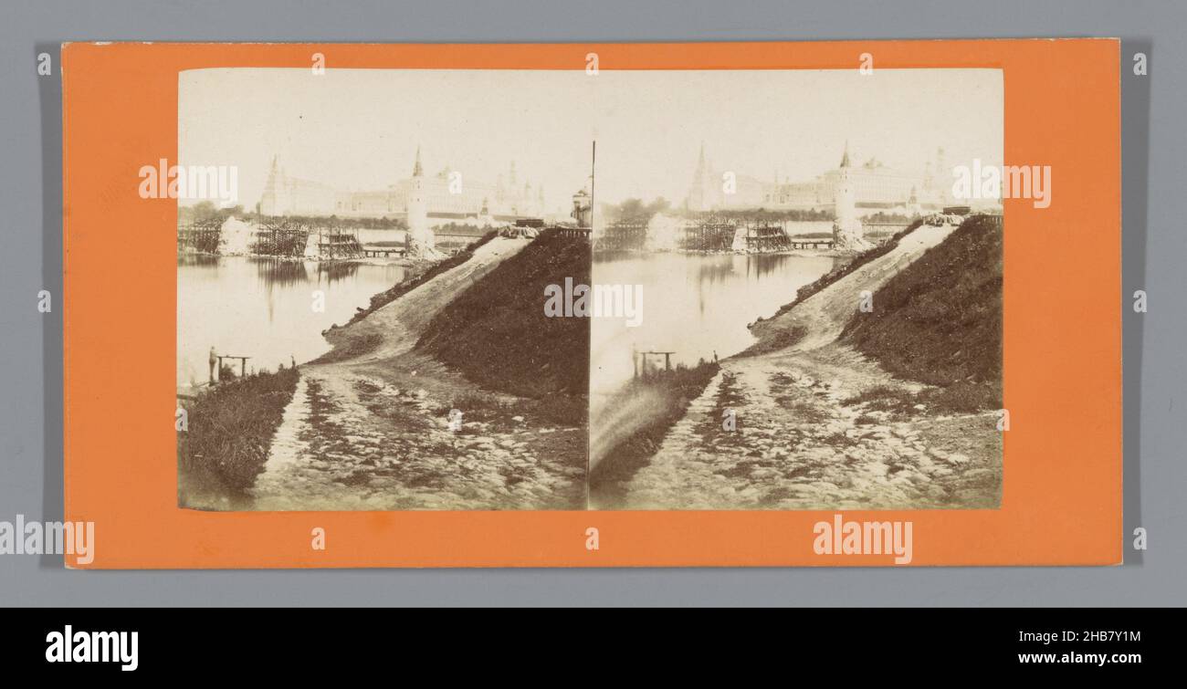 Blick auf den Kreml in Moskau, vom Ufer eines Flusses aus gesehen, anonym, Moskou, c. 1850 - c. 1880, Karton, Albumin-Print, Höhe 85 mm × Breite 170 mm Stockfoto