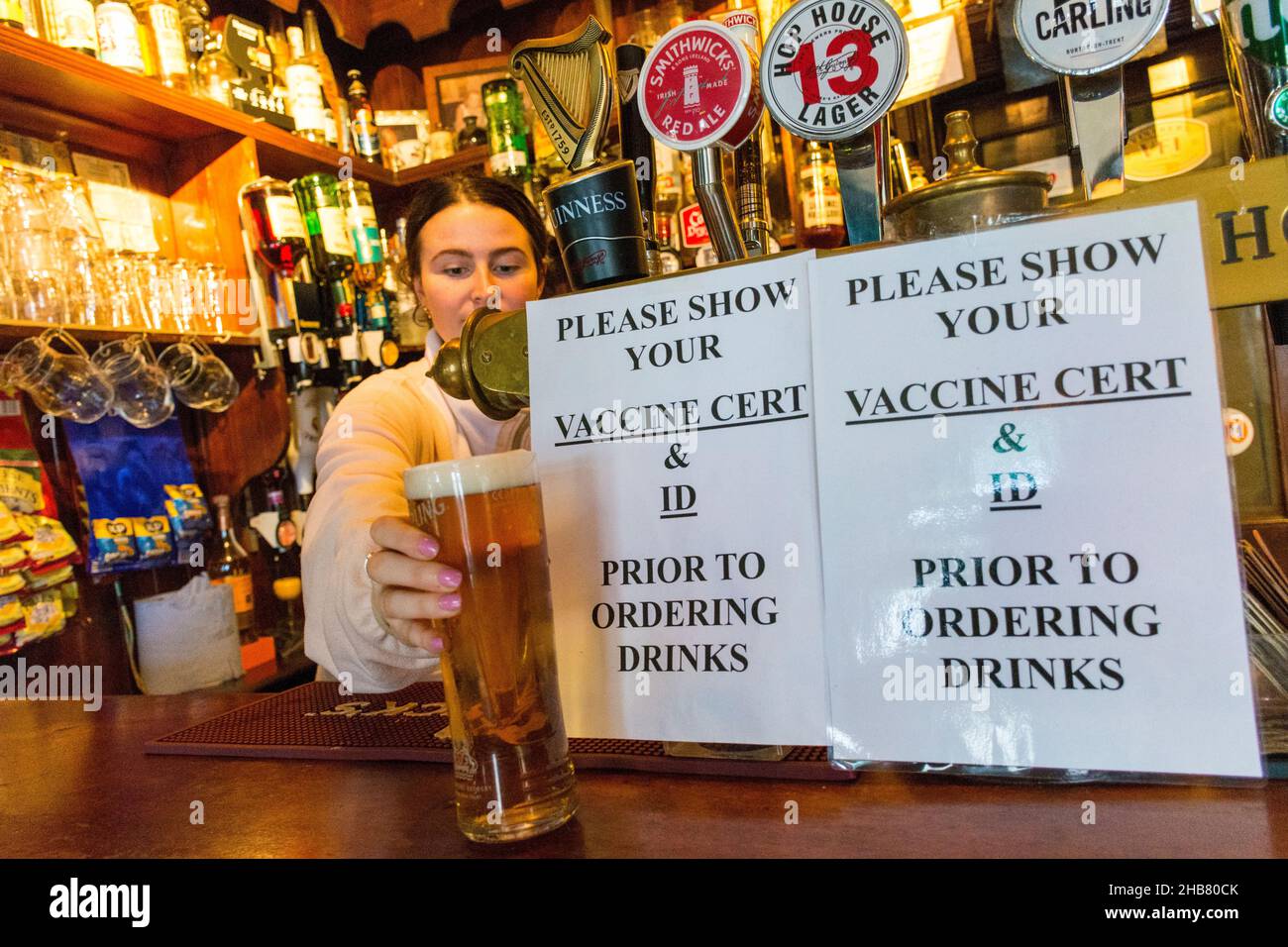 Ardara, County Donegal, Irland. 17th. Dezember 2021. Ein Pint wird in der Corner House Bar serviert, da heute mit neuen Beschränkungen der Öffnungszeiten gerechnet wird, wobei die Fälle von Omicron Covid-19 steigen. Quelle: Richard Wayman/Alamy Live News Stockfoto