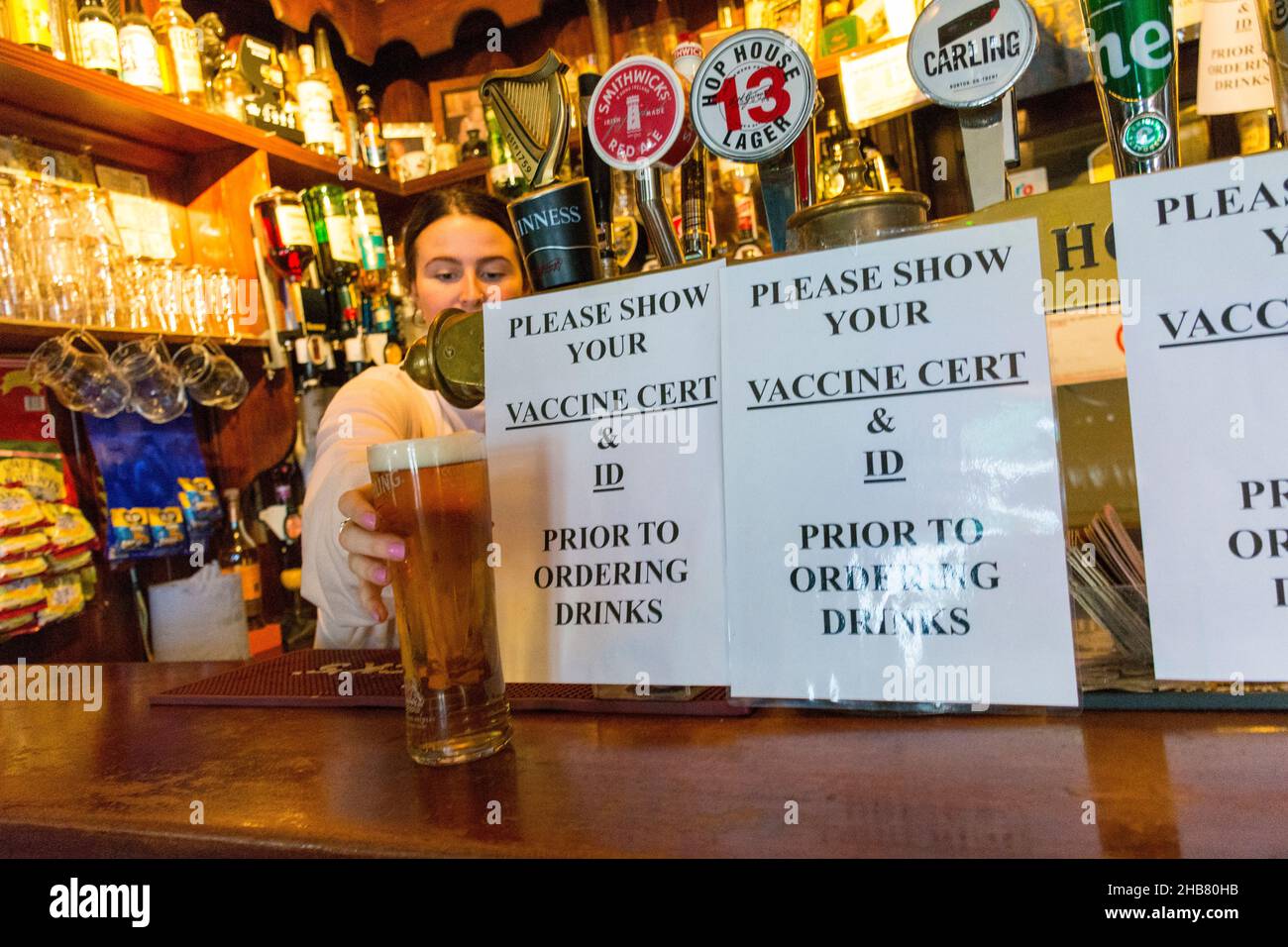 Ardara, County Donegal, Irland. 17th. Dezember 2021. Ein Pint wird in der Corner House Bar serviert, da heute mit neuen Beschränkungen der Öffnungszeiten gerechnet wird, wobei die Fälle von Omicron Covid-19 steigen. Quelle: Richard Wayman/Alamy Live News Stockfoto