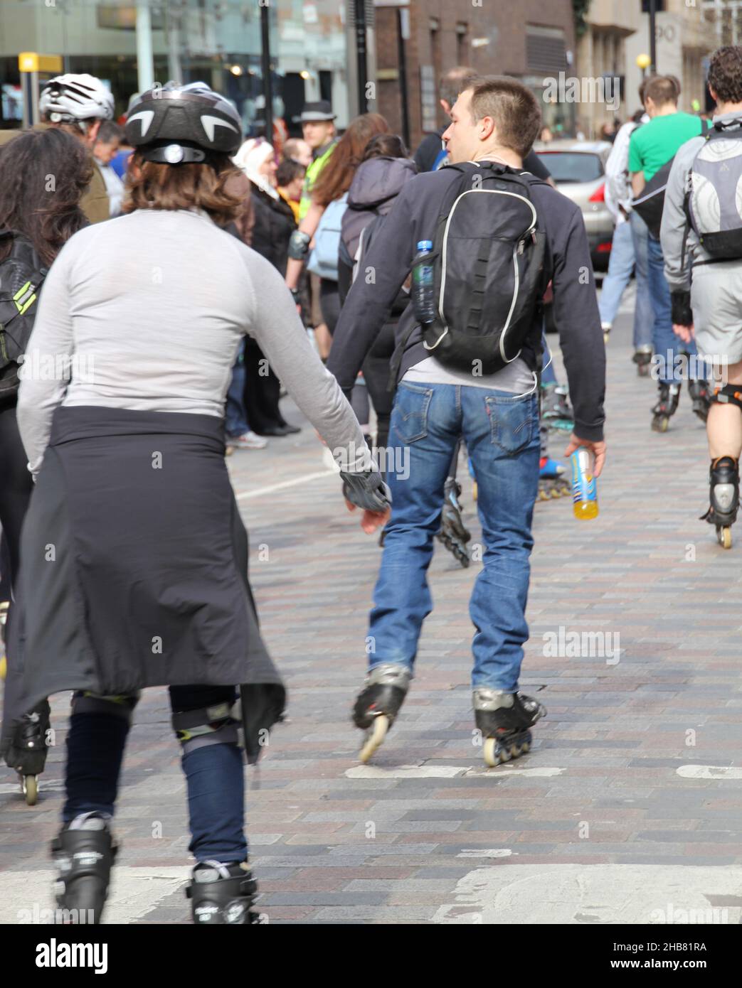 LONDON, VEREINIGTES KÖNIGREICH - 12. Apr 2013: Eine Gruppe von Menschen, die durch die Straßen Londons Rollen Stockfoto