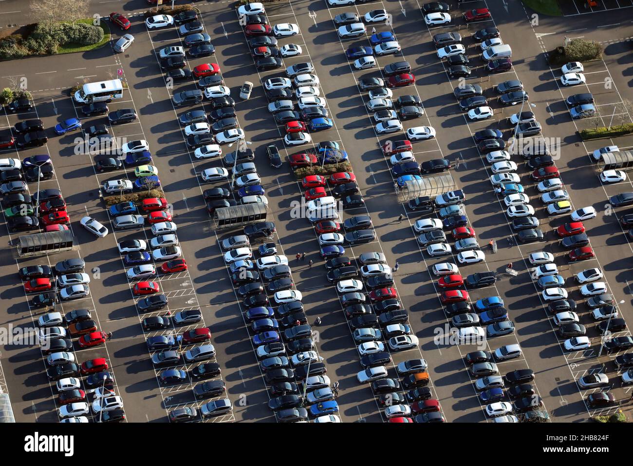 Luftaufnahme von Autos, die in einem Einzelhandelsgeschäft in England, Großbritannien, geparkt sind Stockfoto