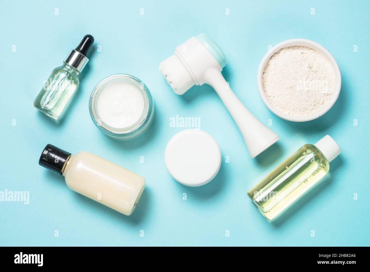 Hautpflegeprodukt auf blauem Hintergrund. Stockfoto