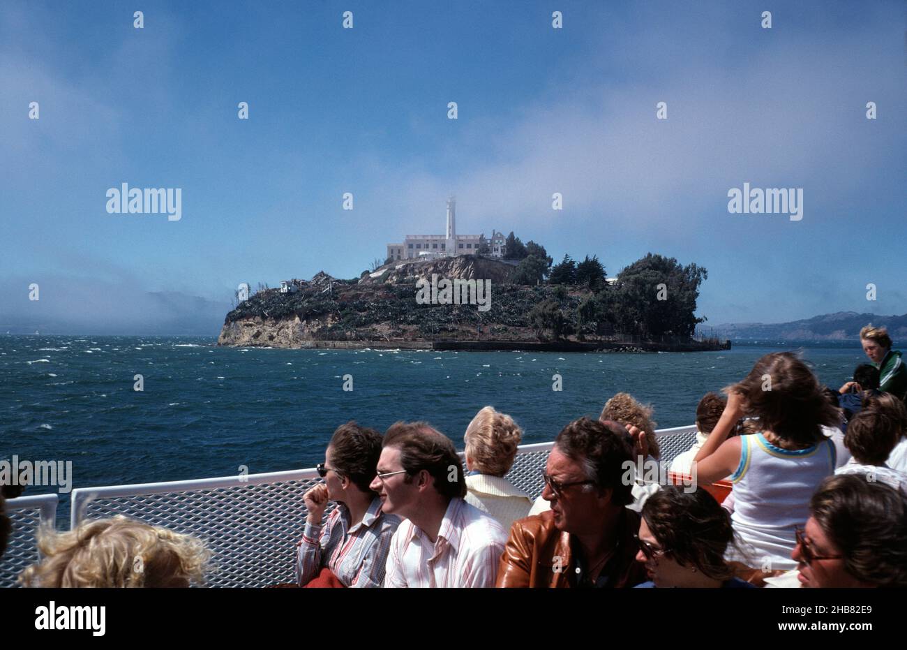 USA. Kalifornien. San Francisco. Touristen, die Alcatraz von einem Boot aus betrachten. Stockfoto