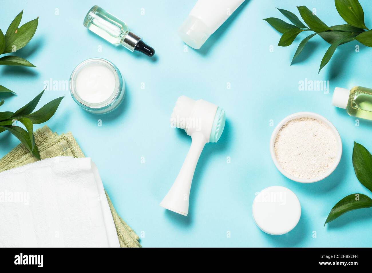 Hautpflegeprodukt auf blauem Hintergrund. Stockfoto