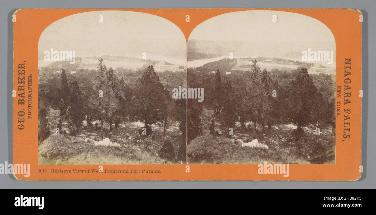 Ansicht von West Point, New York, von Fort Putnam aus gesehen, Birdseye Ansicht von West Point von Fort Putnam (Titel auf Objekt), Niagara Falls, New York (Serientitel auf Objekt), George Barker (auf Objekt erwähnt), West Point, 1863 - 1894, Karton, Papier, Albumin-Print, Höhe 86 mm × Breite 175 mm Stockfoto