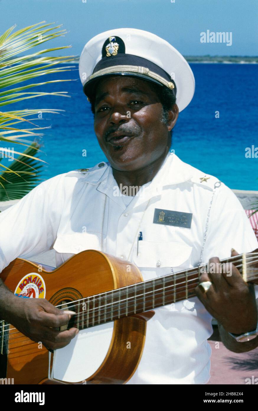 Karibische Niederlande. Bonaire. Lokaler Mann Folk-Sänger mit Gitarre. Stockfoto