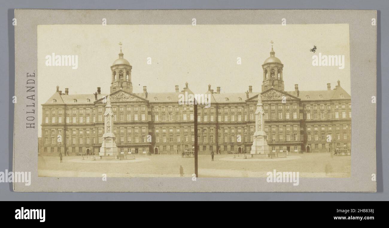 Koninklijk Paleis op de Dam, Amsterdam, Palais du ROI sur le Dam a Amsterdam (Titel auf Objekt), Hollande (Serientitel auf Objekt), der Königspalast mit davor dem Denkmal zur Erinnerung an die Menschen von 1830 und 1831 ('Naatje')., Charles-Henri Plaut (zugeschrieben), Verlag: Alexis Gaudin et Frère (zugeschrieben), Amsterdam, Verlag: Paris, 1858, Papier, Karton, Albumin-Print, Höhe 85 mm × Breite 16,8 mm Stockfoto