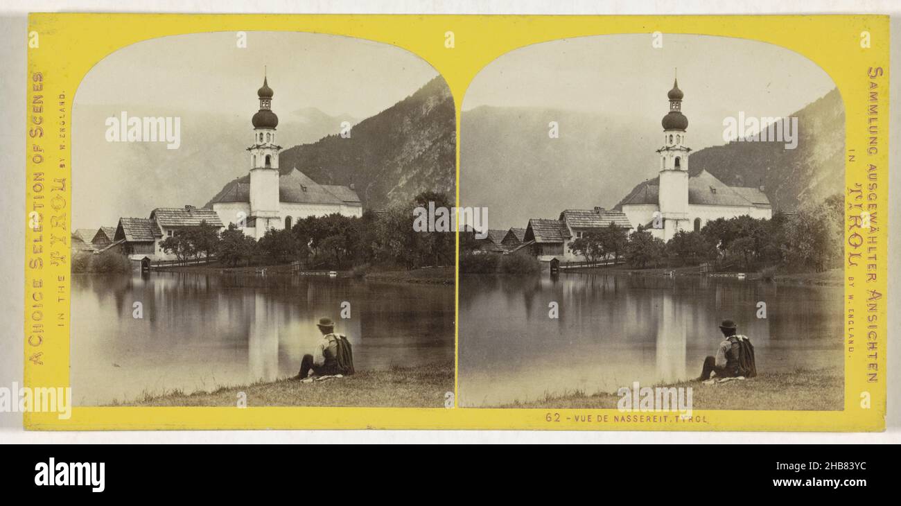 Ansicht der Pfarrkirche der drei Könige von Nassereith, vom Ufer des Nassereithsee aus gesehen, Tirol, Vue de Nassereit, Tirol (Titel auf Objekt), Eine Auswahl von Szenen in Tirol, Sammlung ausgewählter Ansichten in Tirol (Serientitel auf Objekt), William England (auf Objekt erwähnt), Nassereith, 1863 - 1865, Karton, Papier, Albumin-Print, Höhe 83 mm × Breite 171 mm Stockfoto