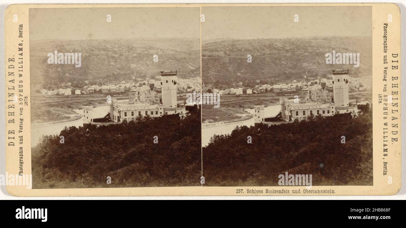 Schloss Stolzenfels mit Lahnstein im Hintergrund an der Mündung der Lahn im Rhein, Deutschland, Schloss Stolzenfels und Oberlahnstein (Titel auf Objekt), die Rheinlande (Serientitel auf Objekt), Sophus Williams (auf Objekt erwähnt), Verlag: Sophus Williams (auf Objekt erwähnt), Lahnstein, Verlag: Berlin, 1878, Karton, Papier, Albumin-Druck, Höhe 86 mm × Breite 176 mm Stockfoto