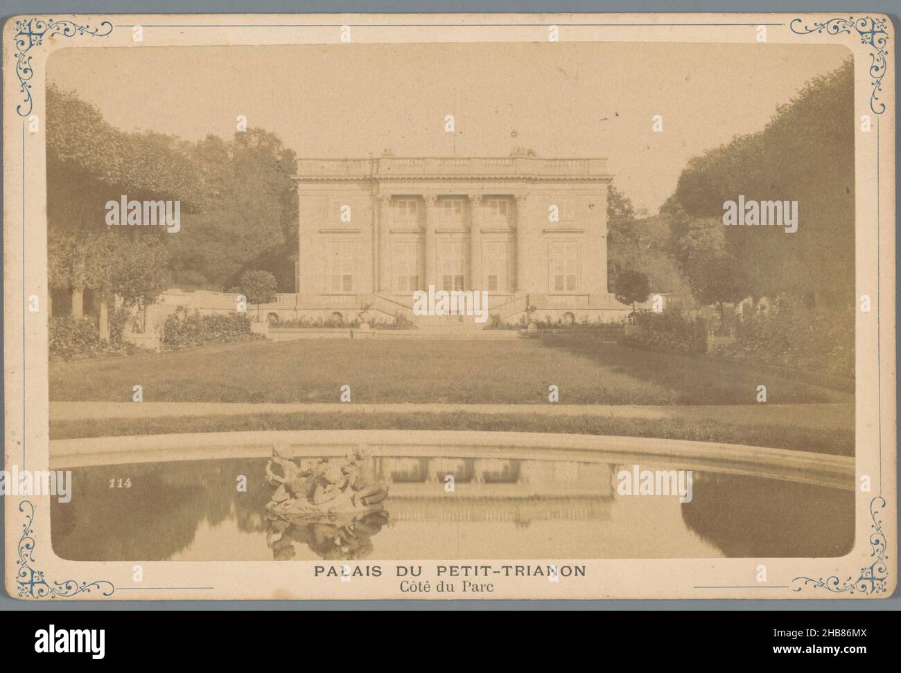 Ansicht des Petit Trianon in Versailles, Palais du Petit-Trianon, Côte du Parc (Titel auf Objekt), Étienne Neurdein (möglicherweise), Gaston Hochard (möglicherweise), Versailles, 1870 - 1900, Karton, Albumin-Print, Höhe 107 mm × Breite 163 mm Stockfoto