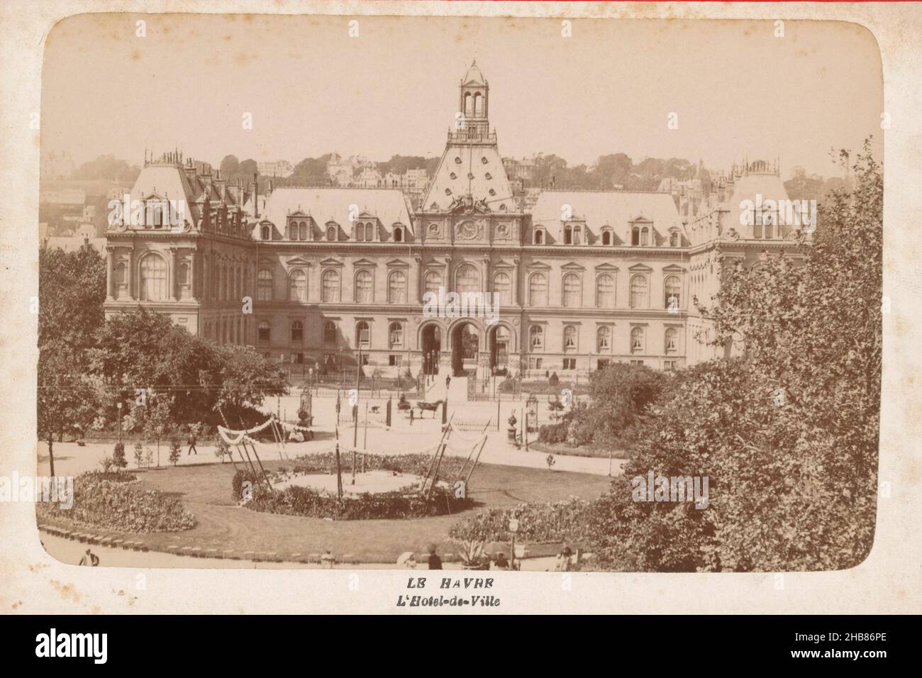 Rathaus von Le Havre, L'Hotel-de-Ville (Titel auf Objekt), Eugène Carrière (möglicherweise), Gaston Hochard (möglicherweise), Le Havre, 1893, Karton, Albumin-Print, Höhe 107 mm × Breite 164 mm Stockfoto