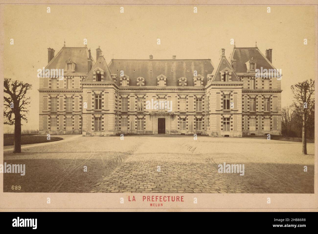 Ansicht von La Préfecture in Melun, La Préfecture (Titel auf Objekt), anonym, Melun, 1896, Karton, Albumin-Print, Höhe 107 mm × Breite 164 mm Stockfoto