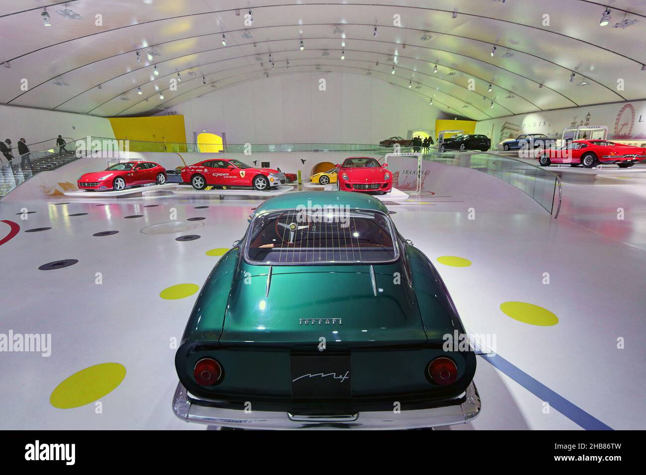 Modena, Italien, Dezember 2021, MEF Ferrari Museum Casa Enzo Ferrari, Ferrari 275 GTB4, Jahr 1966, Detail Stockfoto