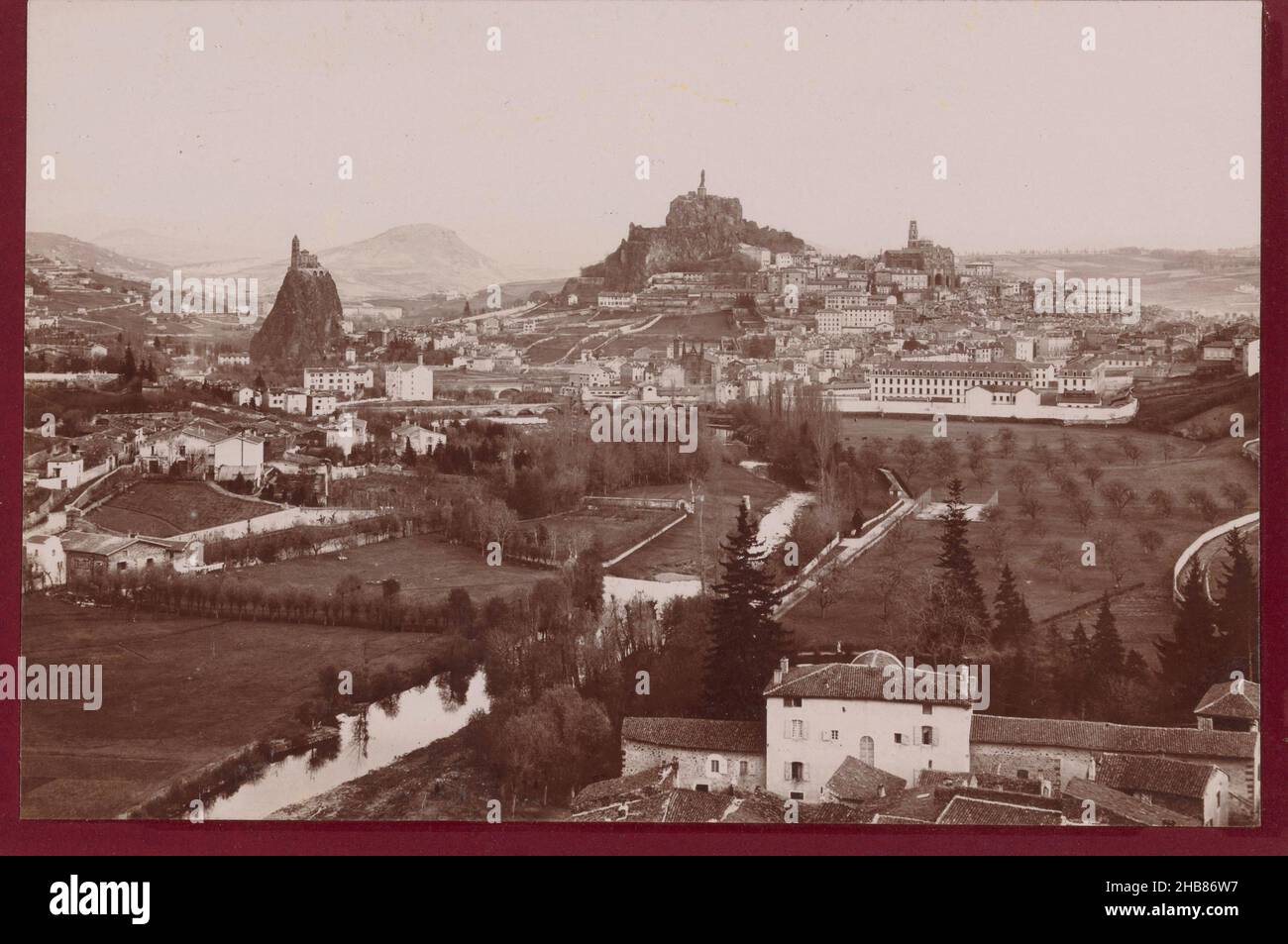 Ansicht von Le Puy-en-Velay, anonym, Le Puy-en-Velay, 1880 - 1945, Karton, Fotografischer Träger, Höhe 108 mm × Breite 164 mm Stockfoto