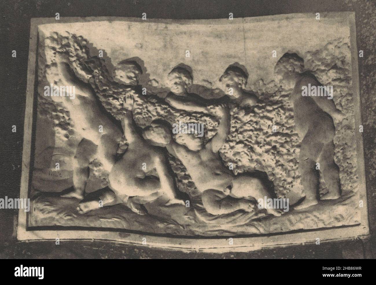 Jeunes maraudeurs, Bas-relief sculpté dans la craie (Titel auf Objekt), Hersteller: Helio-Cachan (auf Objekt erwähnt), 1930 - 1960, Papier, Höhe 101 mm × Breite 150 mm Stockfoto