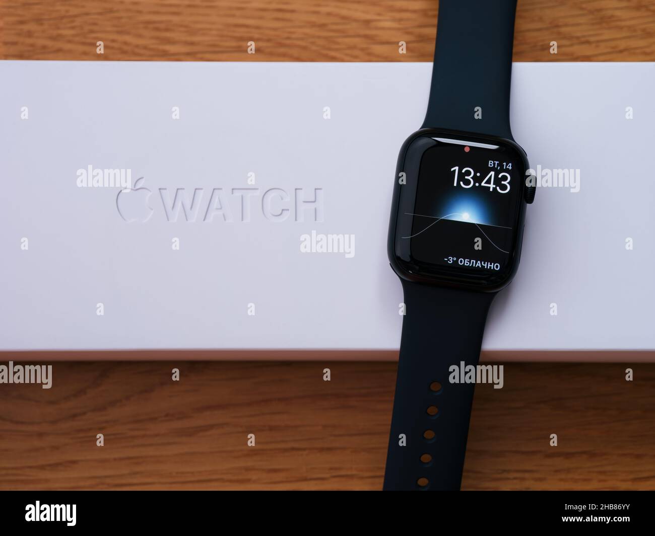 Tambow, Russische Föderation - 14. Dezember 2021 eine Apple Watch der Serie 7 auf dem Karton. Holzhintergrund. Stockfoto