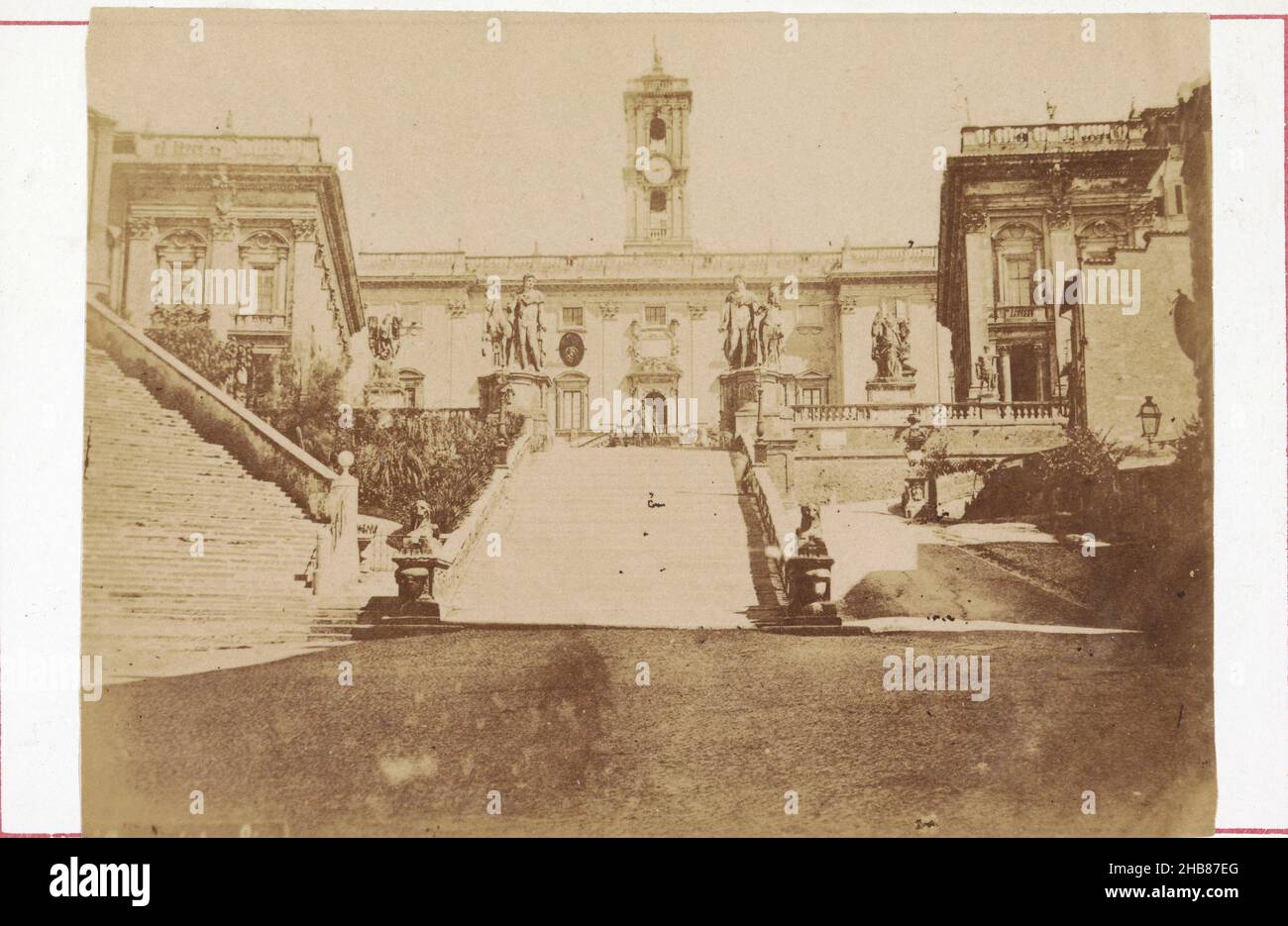 Ansicht des Palazzo Senatorio in Rom, anonym, Piazza del Campidoglio, 1850 - 1900, Karton, Albumin-Print, Höhe 107 mm × Breite 168 mm Stockfoto