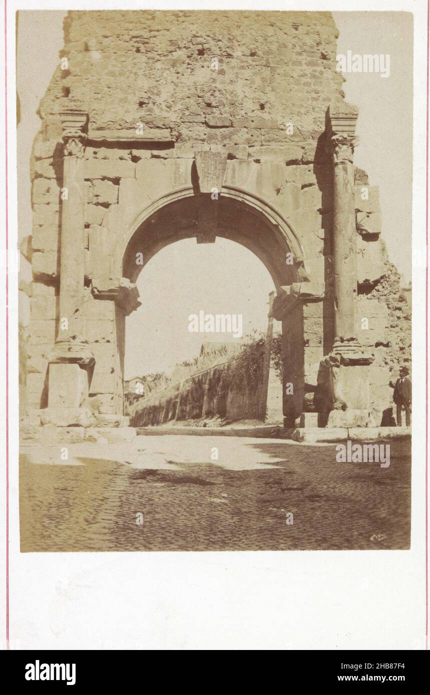 Blick auf den Arco di Druso und die Via Appia in Rom, anonym, Boog van Drusus, 1850 - 1900, Karton, Albumin-Print, Höhe 167 mm × Breite 108 mm Stockfoto