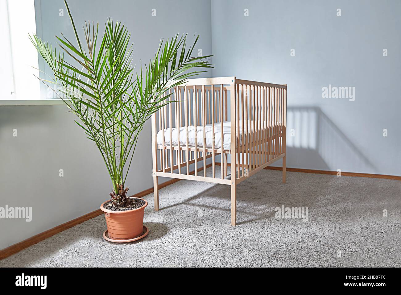 Das Interieur des Kinderzimmers im skandinavischen Stil. Ein geräumiges, helles Zimmer mit einem Bett für ein Baby. Speicherplatz kopieren. Stockfoto