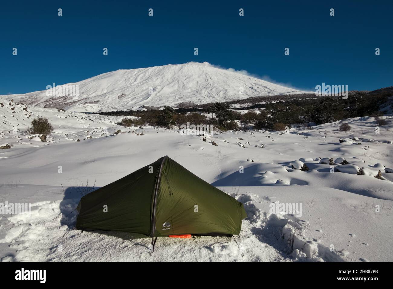 Winter Camping im Freien in Sizilien Zelt in der Landschaft des Ätna Berg schneebedeckt Stockfoto