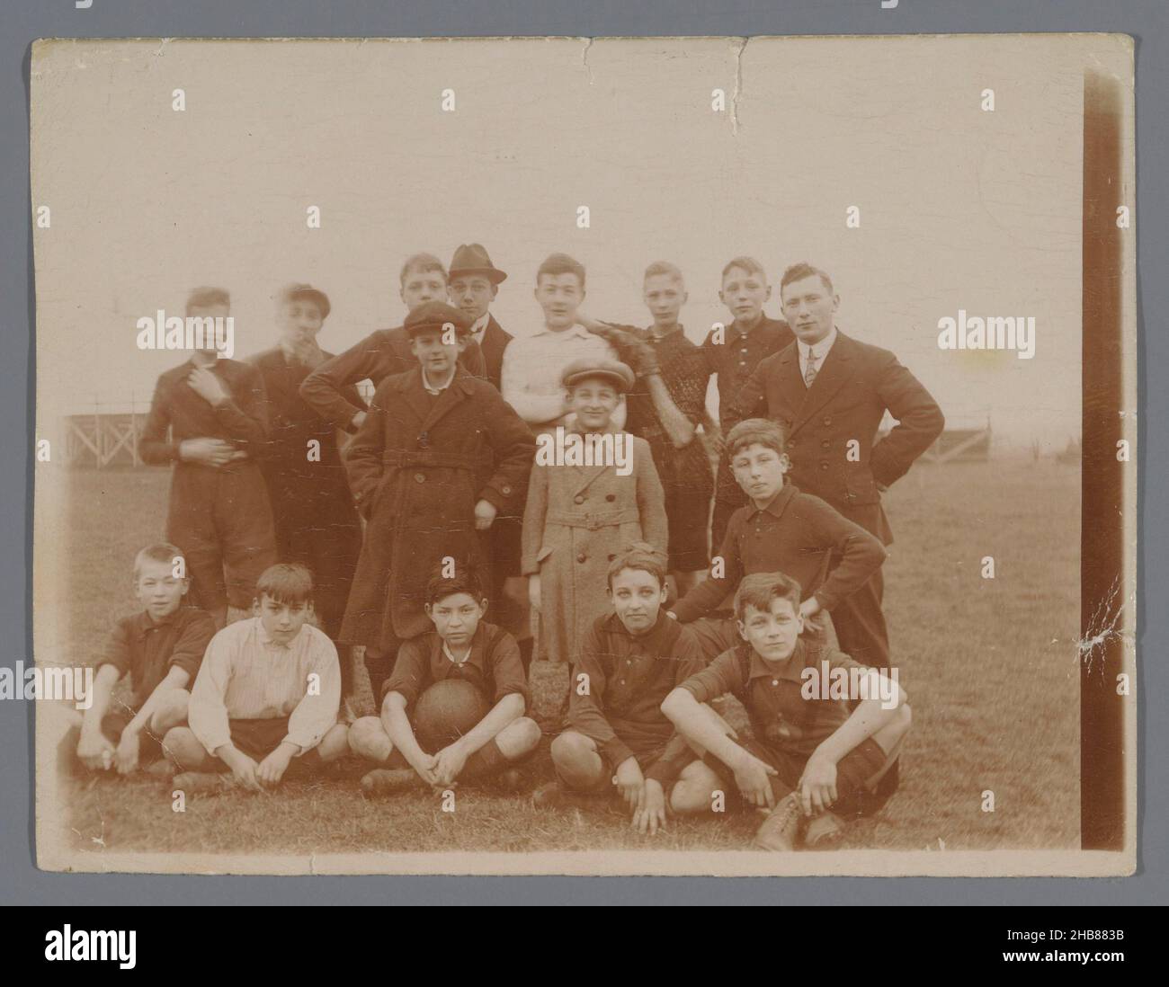 Gruppenportrait von unbekannten Jungen auf einem Rasen, anonym, c. 1900 - c. 1915, fotografischer Träger, Höhe 88 mm × Breite 116 mm Stockfoto