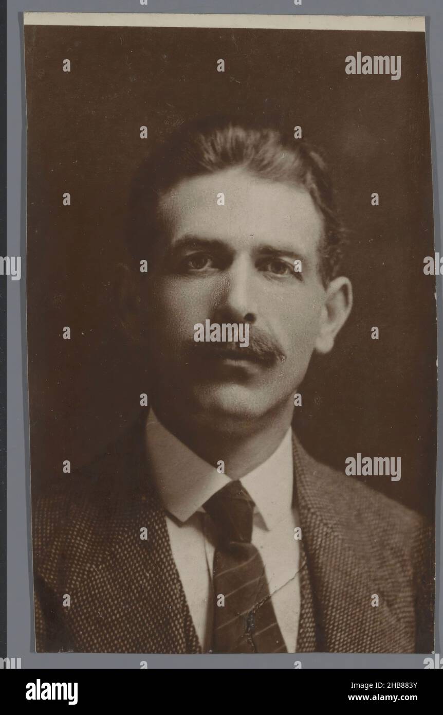 Porträt eines unbekannten Mannes mit Schnurrbart, anonym, c. 1920 - c. 1940, fotografischer Träger, Silbergelatine-Druck, Höhe 108 mm × Breite 68 mm Stockfoto